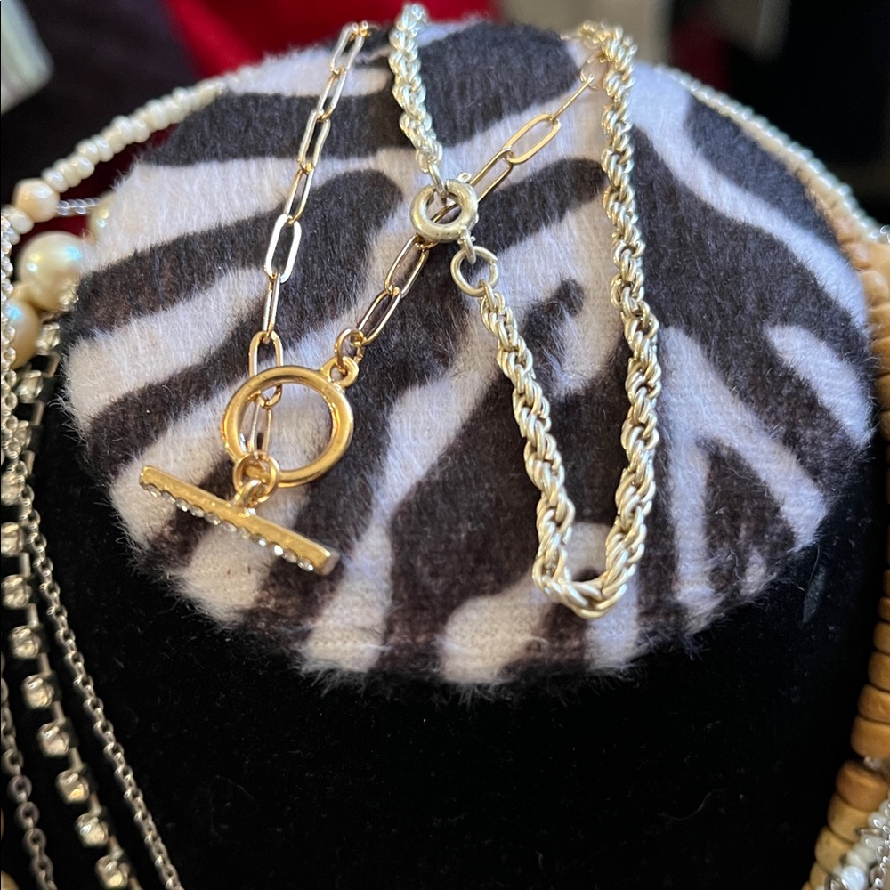 All wearable vintage to now jewelry lot, 0228A - Picture 7 of 15